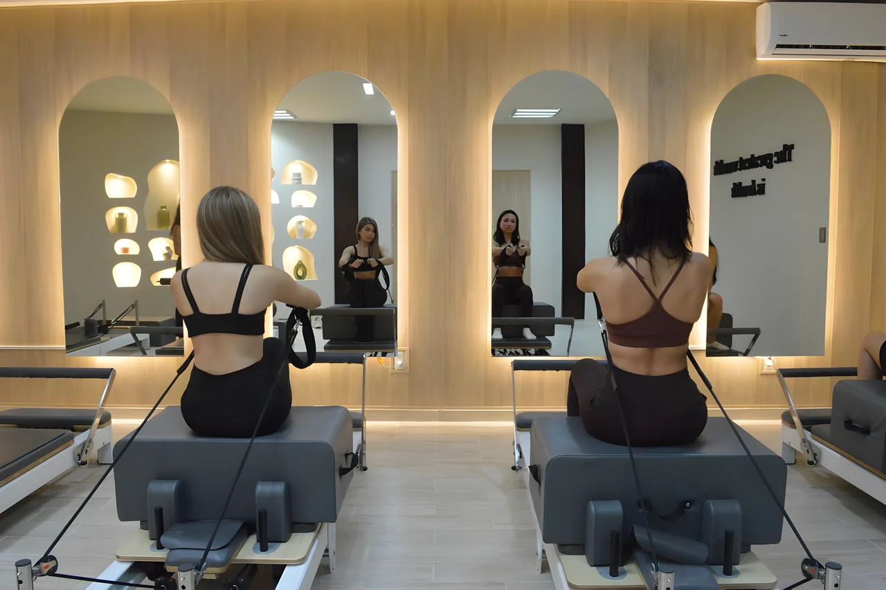 Alumnas practicando Pilates Reformer con cuerdas en LÜMA
