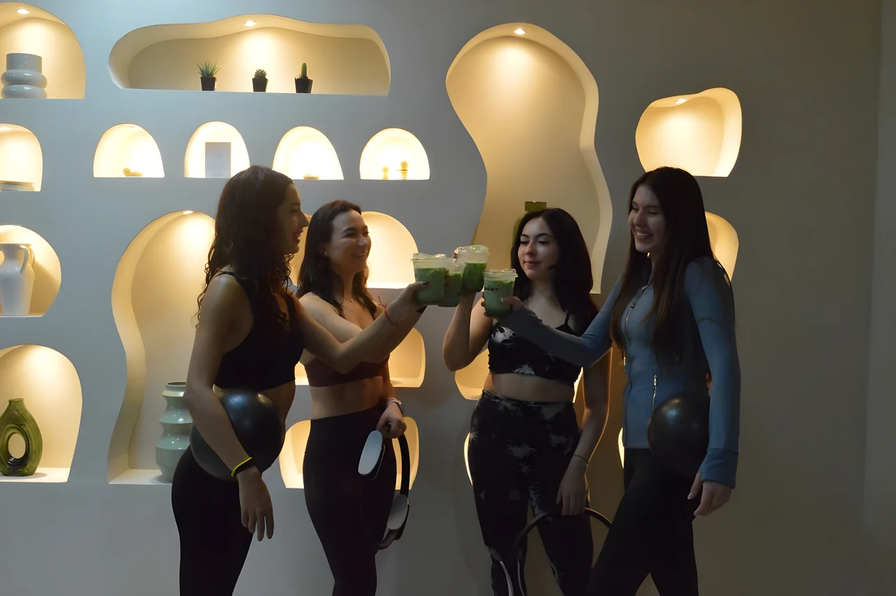 Grupo de alumnas en el estudio LÜMA Pilates