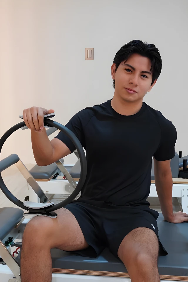 José — Instructor en LÜMA Pilates