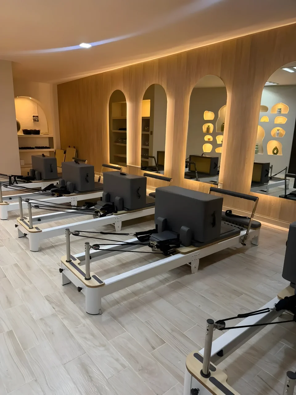 Arcos y diseño interior del estudio LÜMA