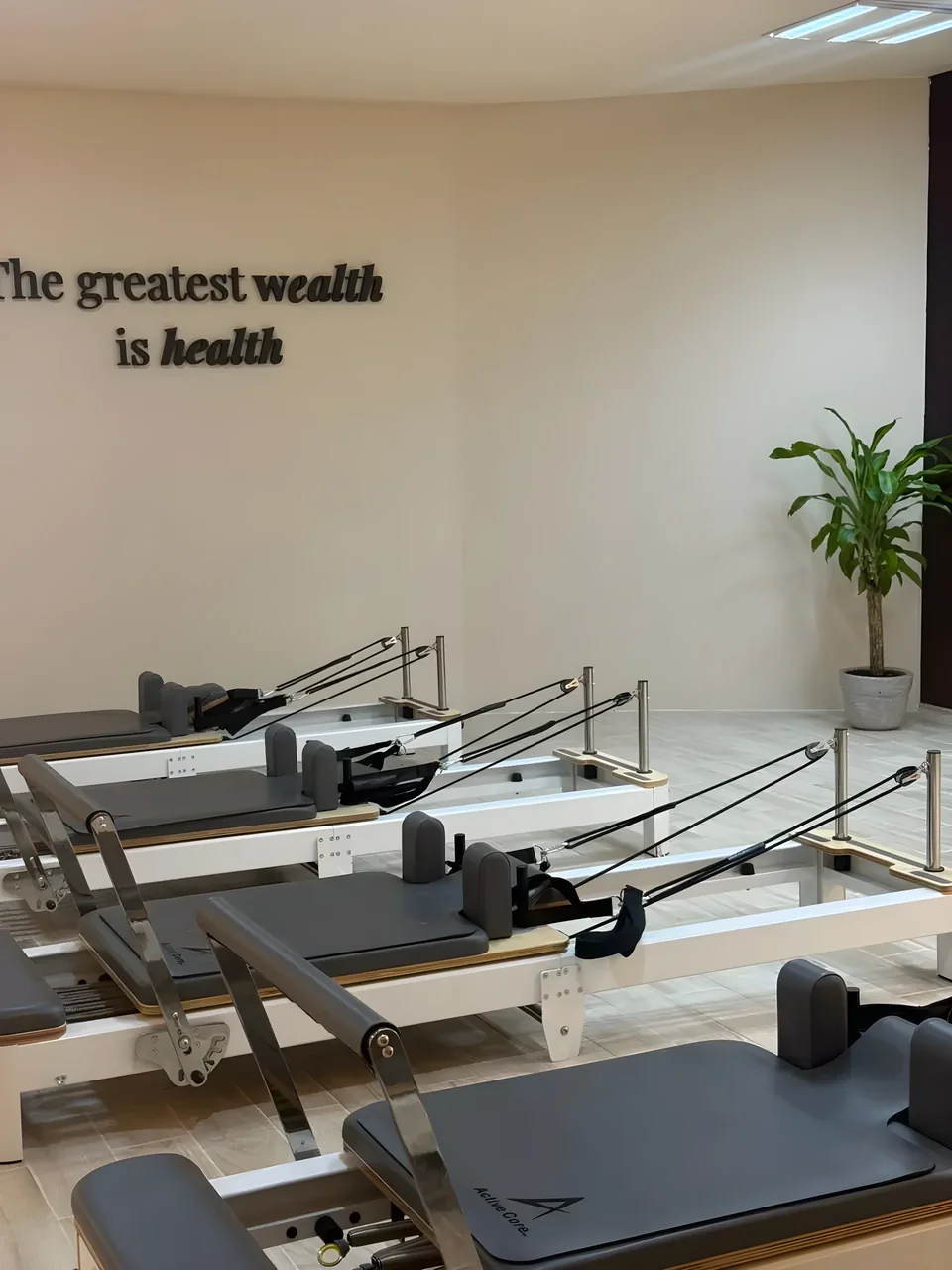 Reformers en el estudio LÜMA Pilates